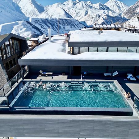 Gudauri Loft Hotel Buitenkant foto The rooftop pool at the 7132 Summit