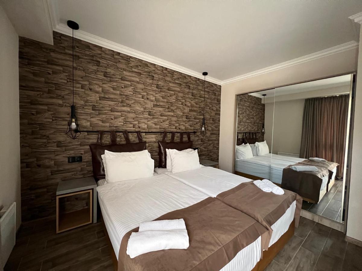 Gudauri Loft Hotel Buitenkant foto A bedroom in a hotel