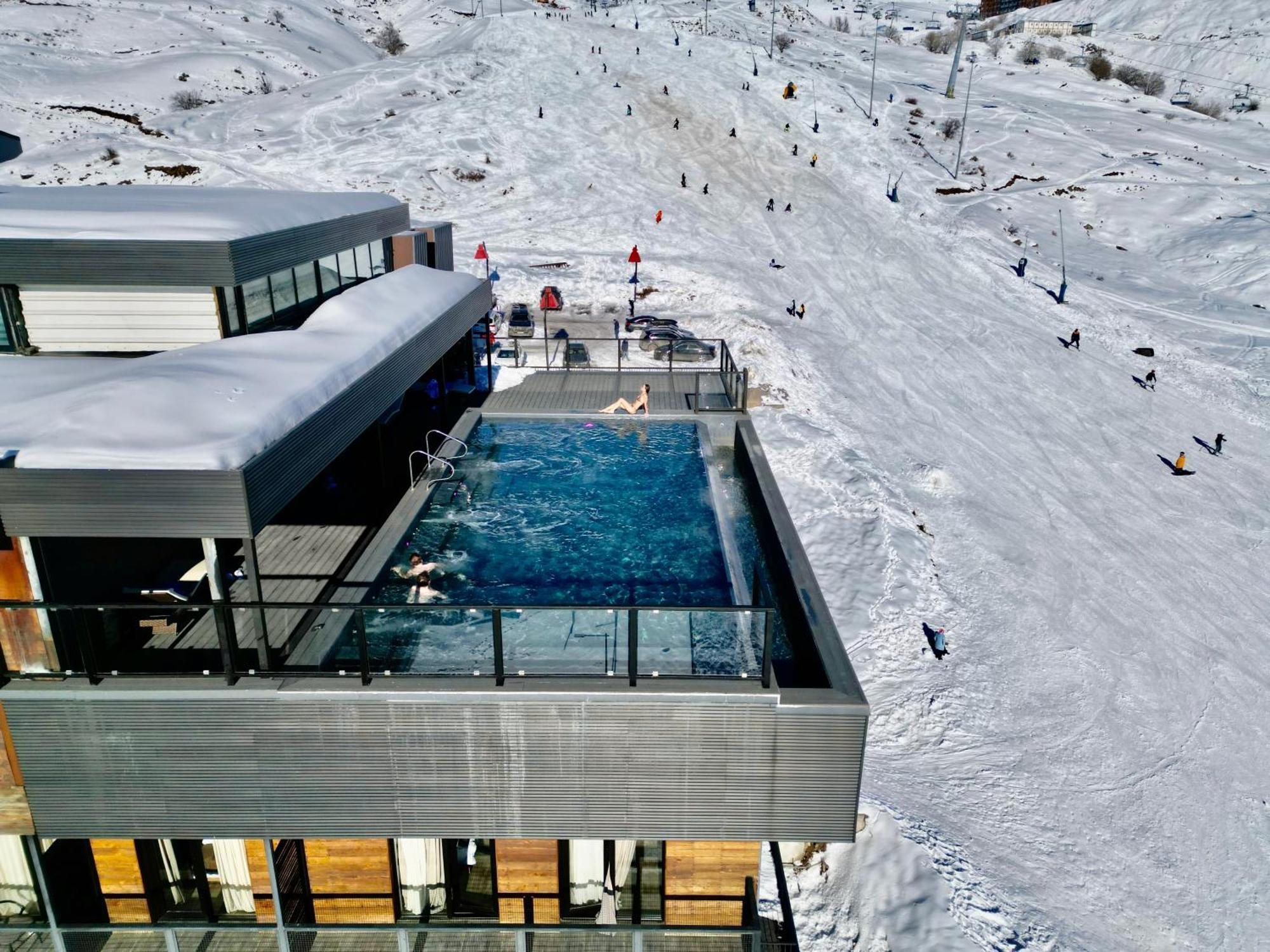 Gudauri Loft Hotel Buitenkant foto The Sky Pool at the 7132 Summit