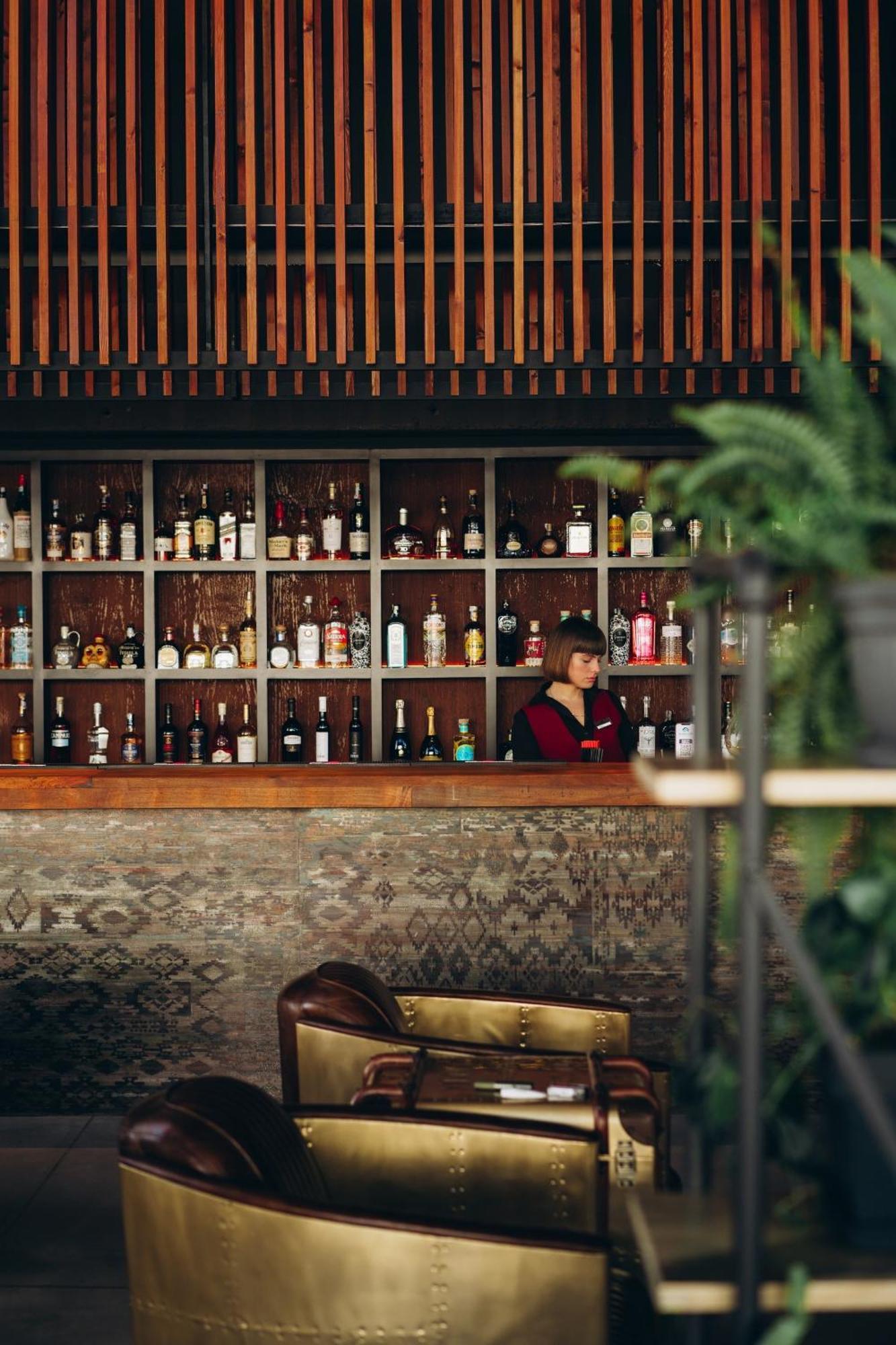 Gudauri Loft Hotel Buitenkant foto A bartender at work