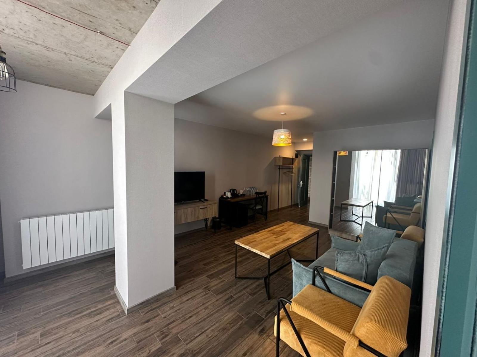 Gudauri Loft Hotel Buitenkant foto A living room in a modern apartment