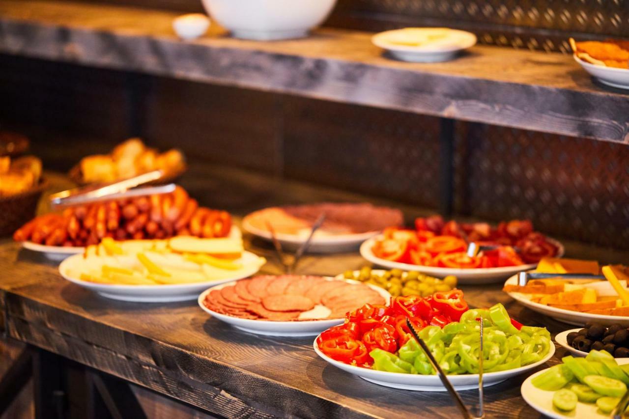 Gudauri Loft Hotel Buitenkant foto A buffet