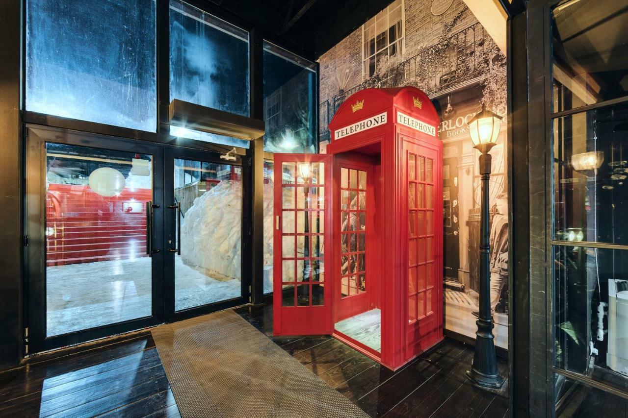 Gudauri Loft Hotel Buitenkant foto The phone booth at the entrance of the hotel